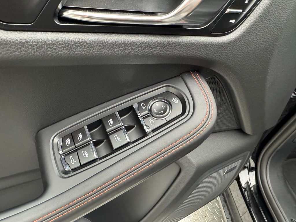 Thumbnail: 2025 Porsche Macan - 20