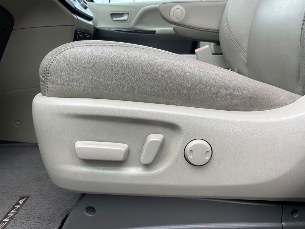 Thumbnail: 2017 Toyota Sienna - 24