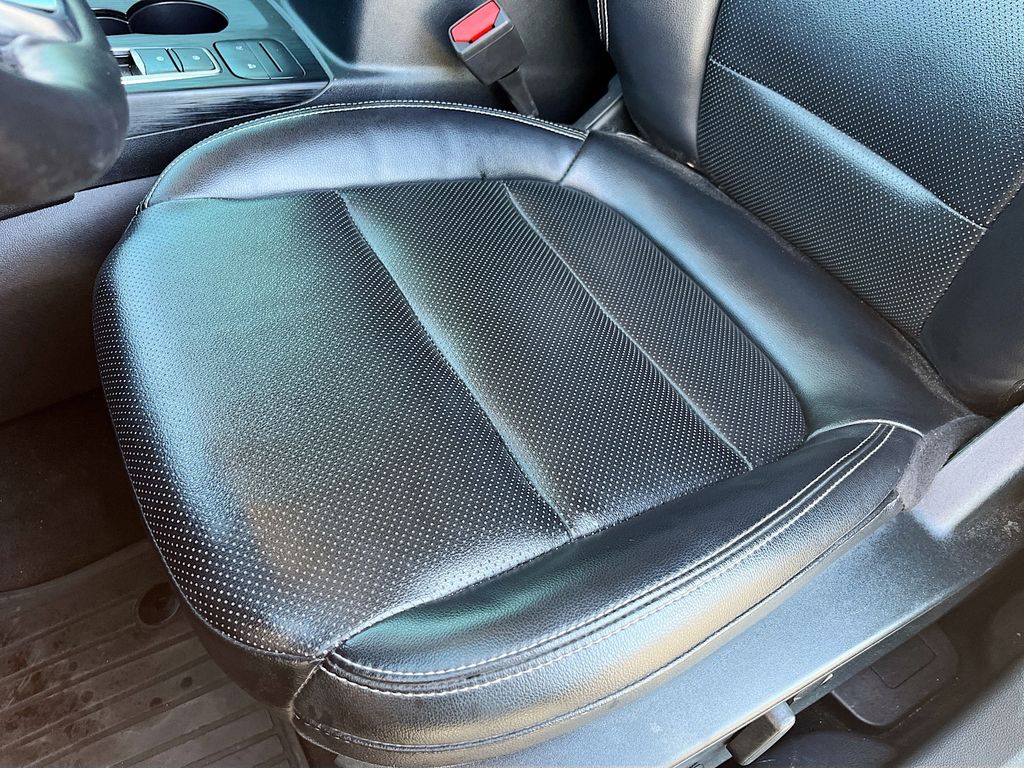 Used 2022 Black Ford SEL image 20
