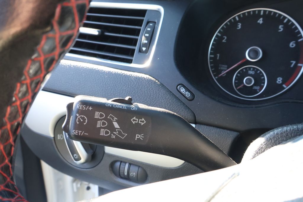 Thumbnail: 2013 Volkswagen Jetta - 19