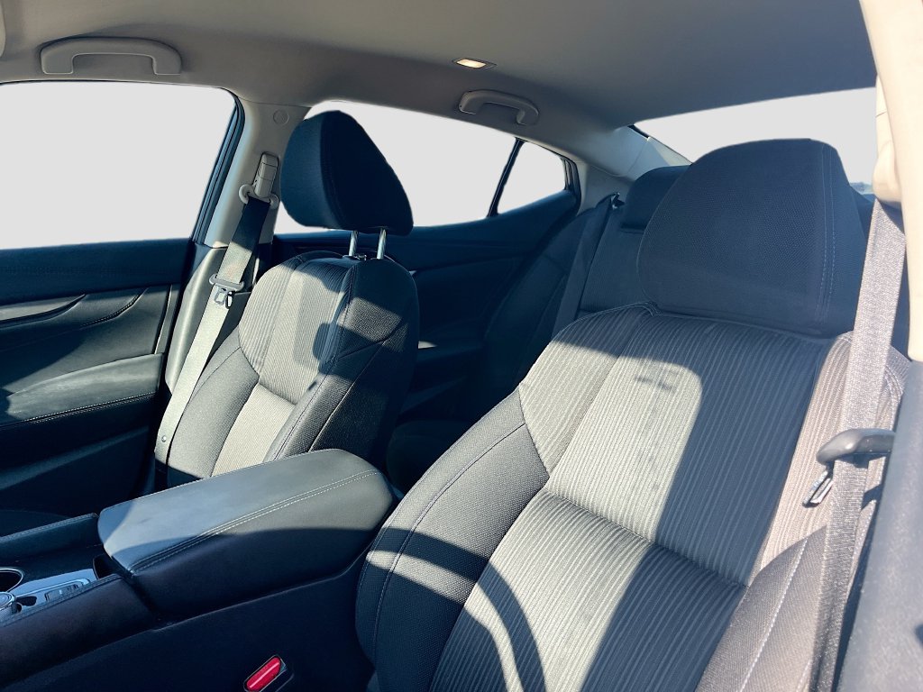 Used 2019 White Nissan 3.5 S image 19