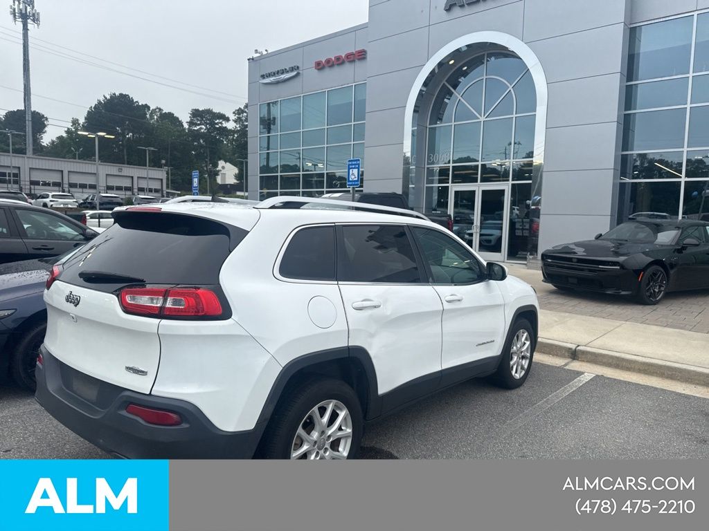 Used 2018 White Jeep Latitude image 11