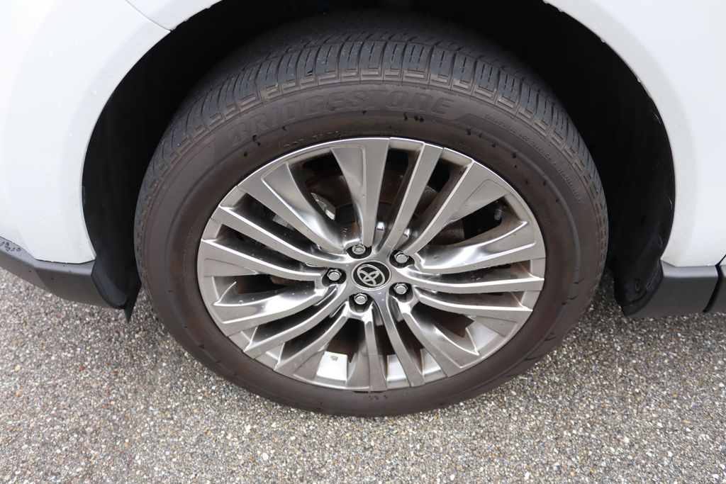 Thumbnail: 2023 Toyota Venza - 4