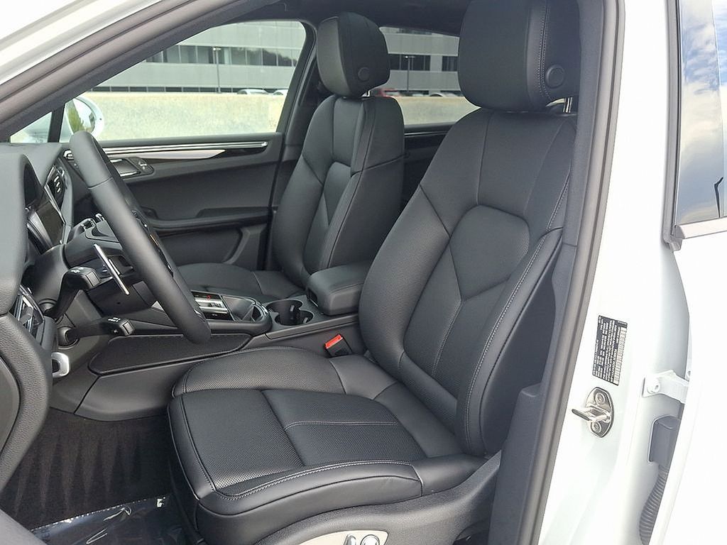 Thumbnail: 2025 Porsche Macan - 5