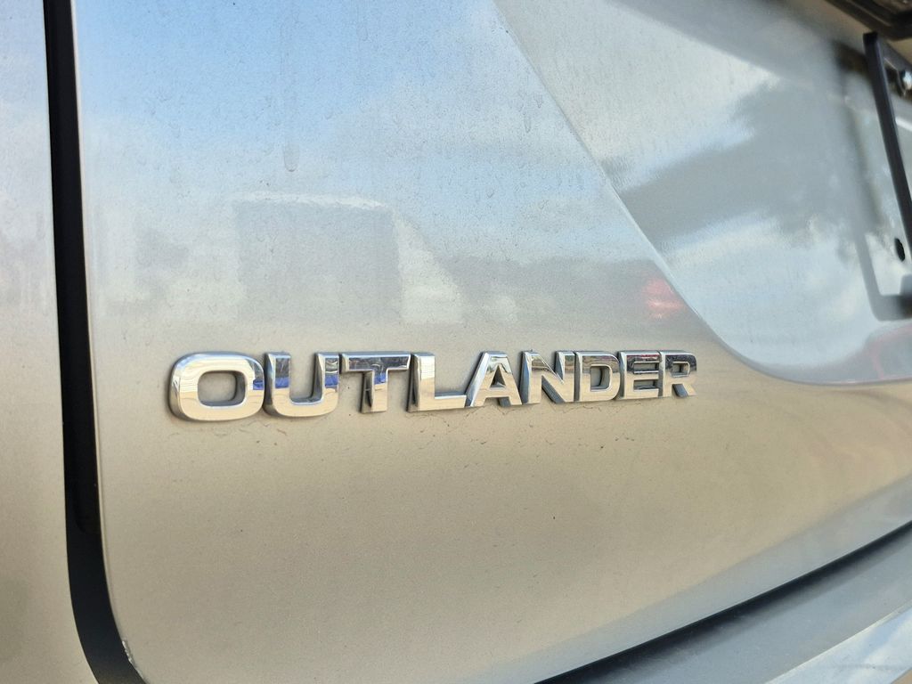 2023 Mitsubishi Outlander SE Silver at North Houston Mitsubishi