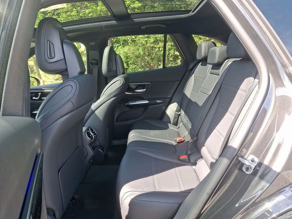 2025 Mercedes-Benz GLC 300 7