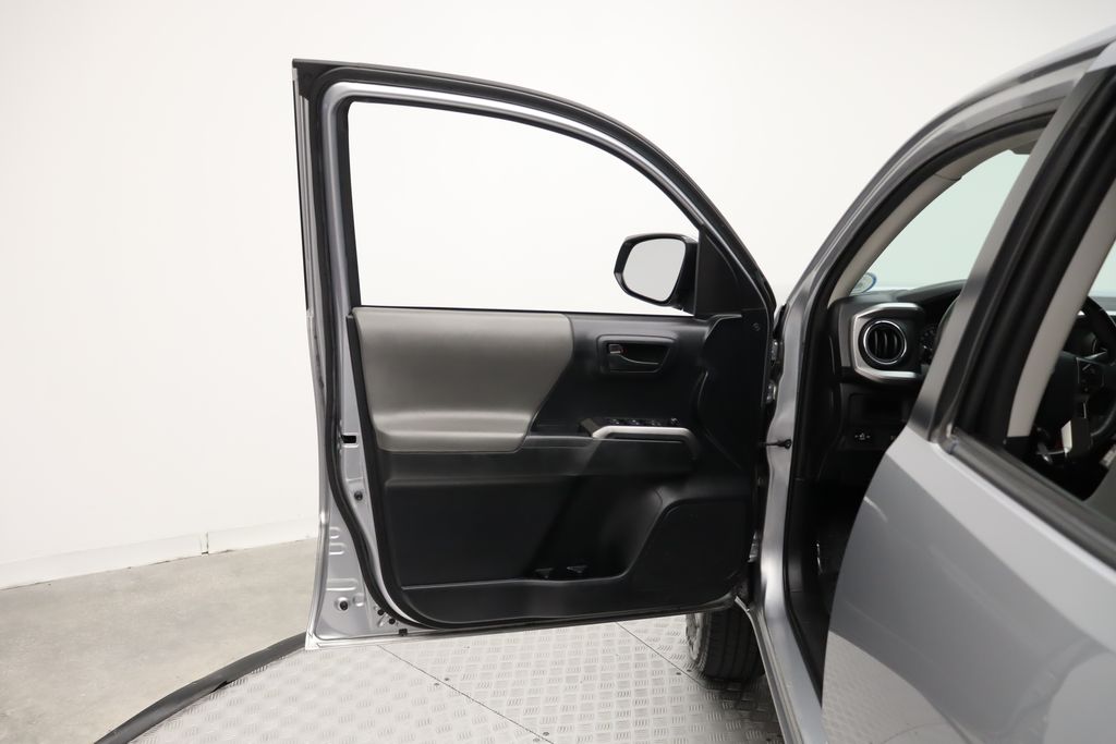 Thumbnail: 2019 Toyota Tacoma - 16