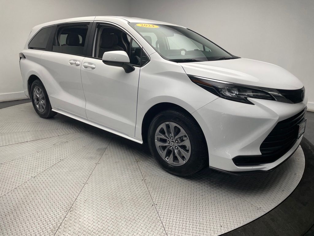 2024 Toyota Sienna LE 3