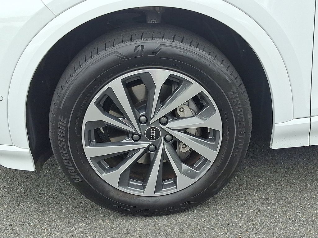 Thumbnail: 2025 Audi Q6 e-tron - 8
