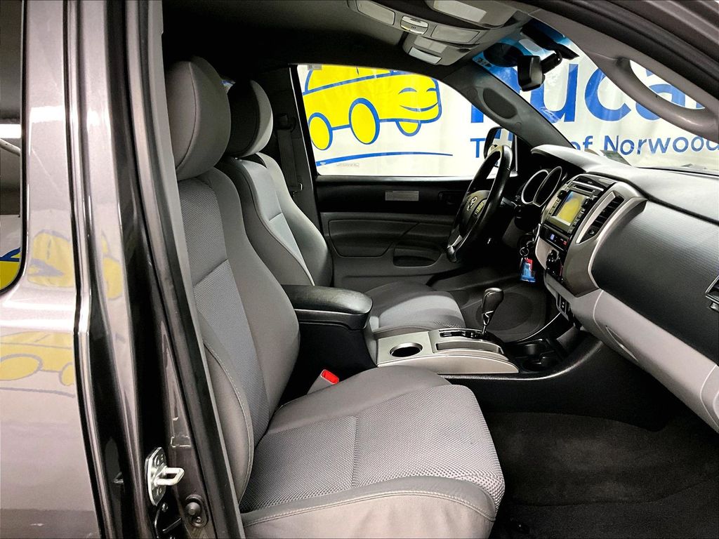 2013 Toyota Tacoma — photo 11