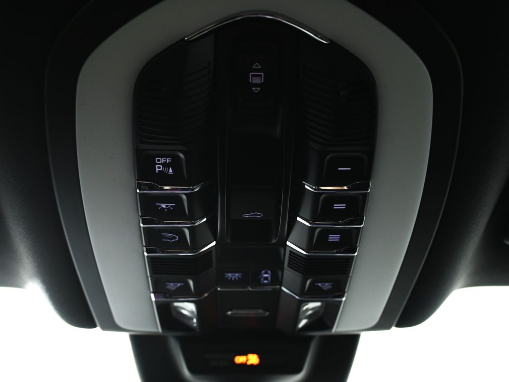 Thumbnail: 2022 Porsche Macan - 21