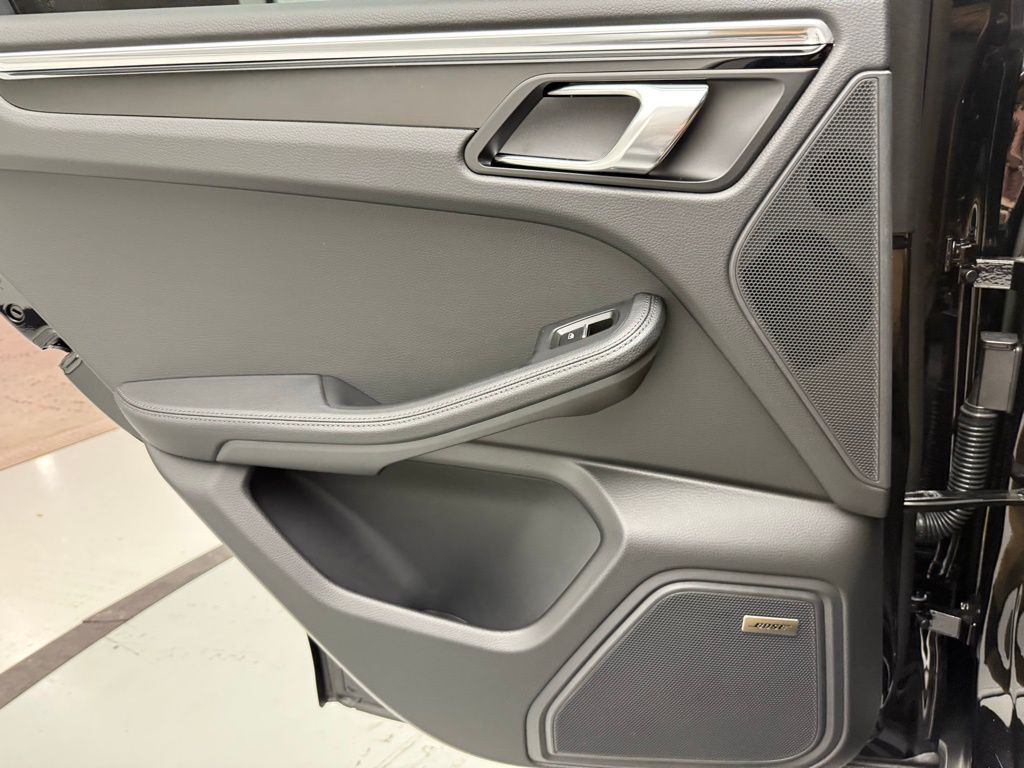 Thumbnail: 2026 Porsche Panamera - 28