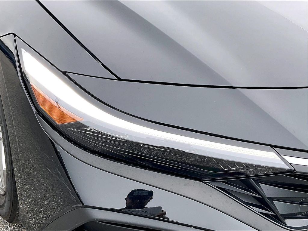2025 Hyundai Elantra — photo 28