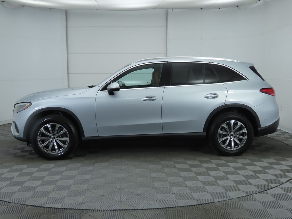 2025 Mercedes-Benz GLC 300 8