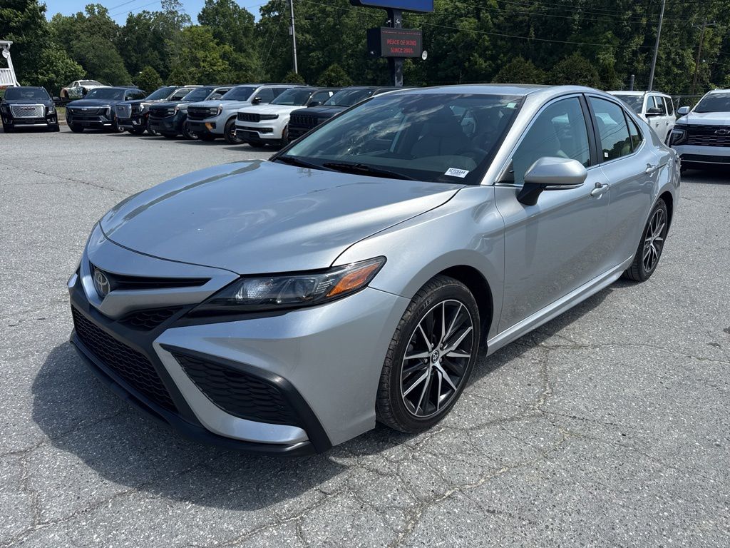2022 Toyota Camry SE's photo