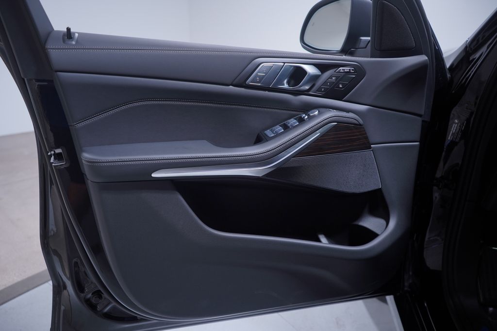 Thumbnail: 2026 BMW X7 - 10