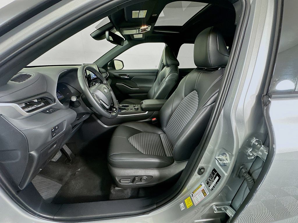 Thumbnail: 2025 Toyota Highlander - 21