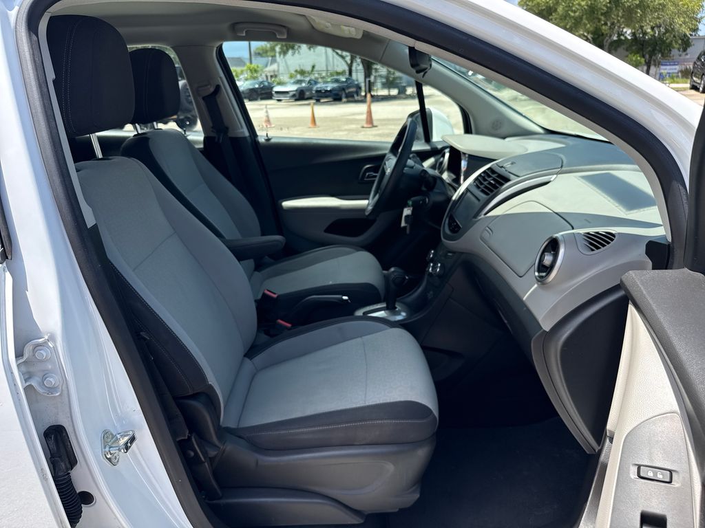 Used 2016 White Chevrolet LS image 24