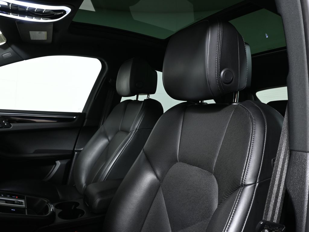 Thumbnail: 2022 Porsche Macan - 15