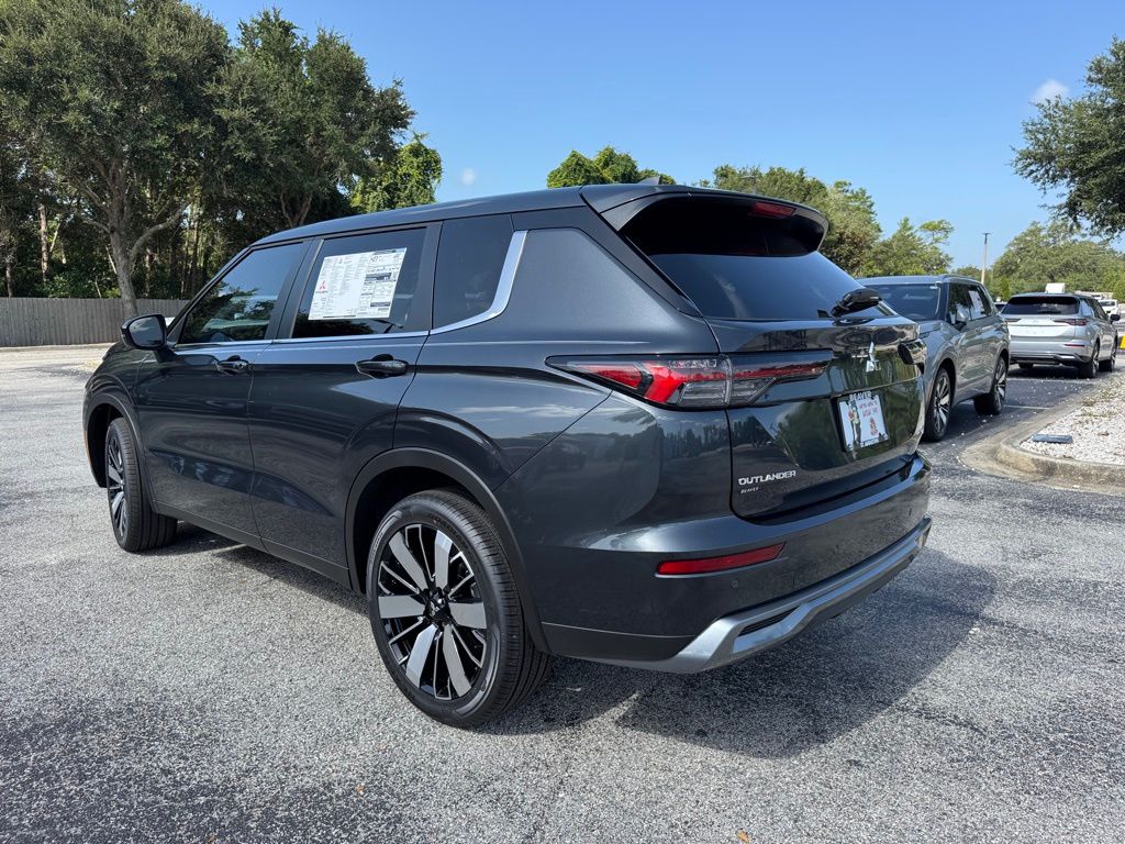 2025 Mitsubishi Outlander SE photo 4