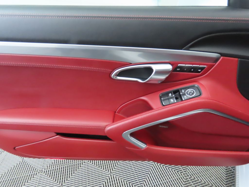 Thumbnail: 2018 Porsche 911 - 25