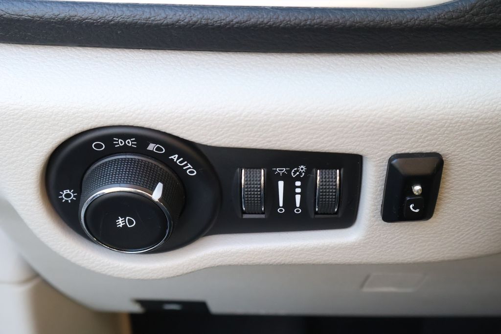 Thumbnail: 2018 Chrysler Pacifica - 18