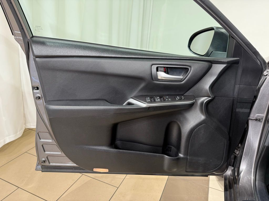 2017 Toyota Camry SE 14