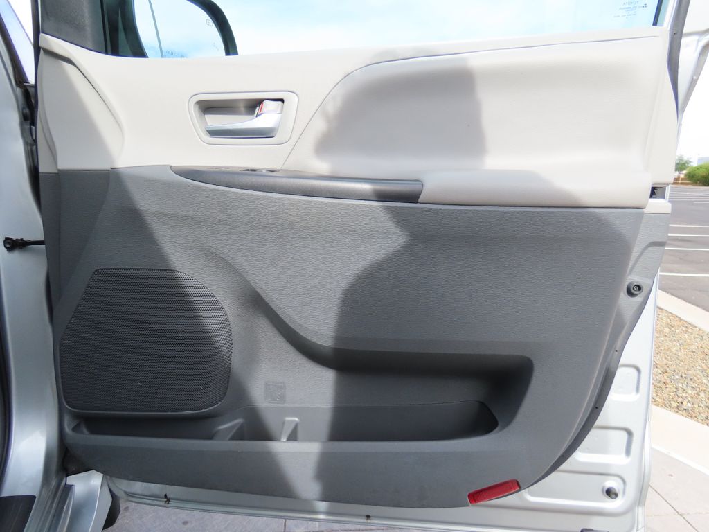 2020 Toyota Sienna LE 26
