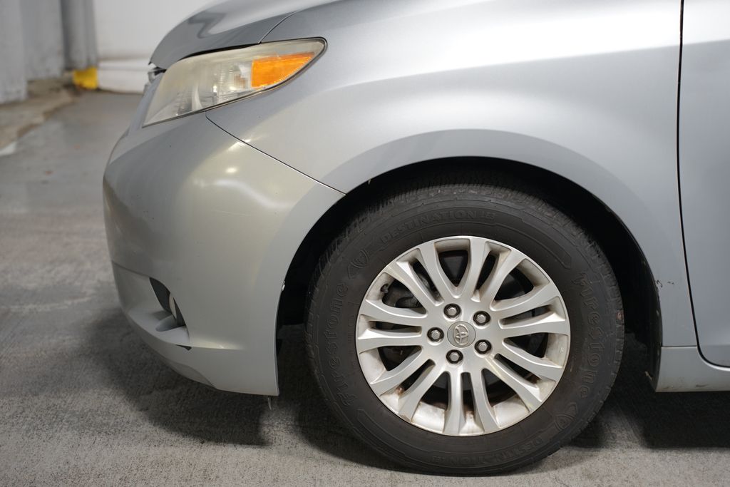 Thumbnail: 2011 Toyota Sienna - 5