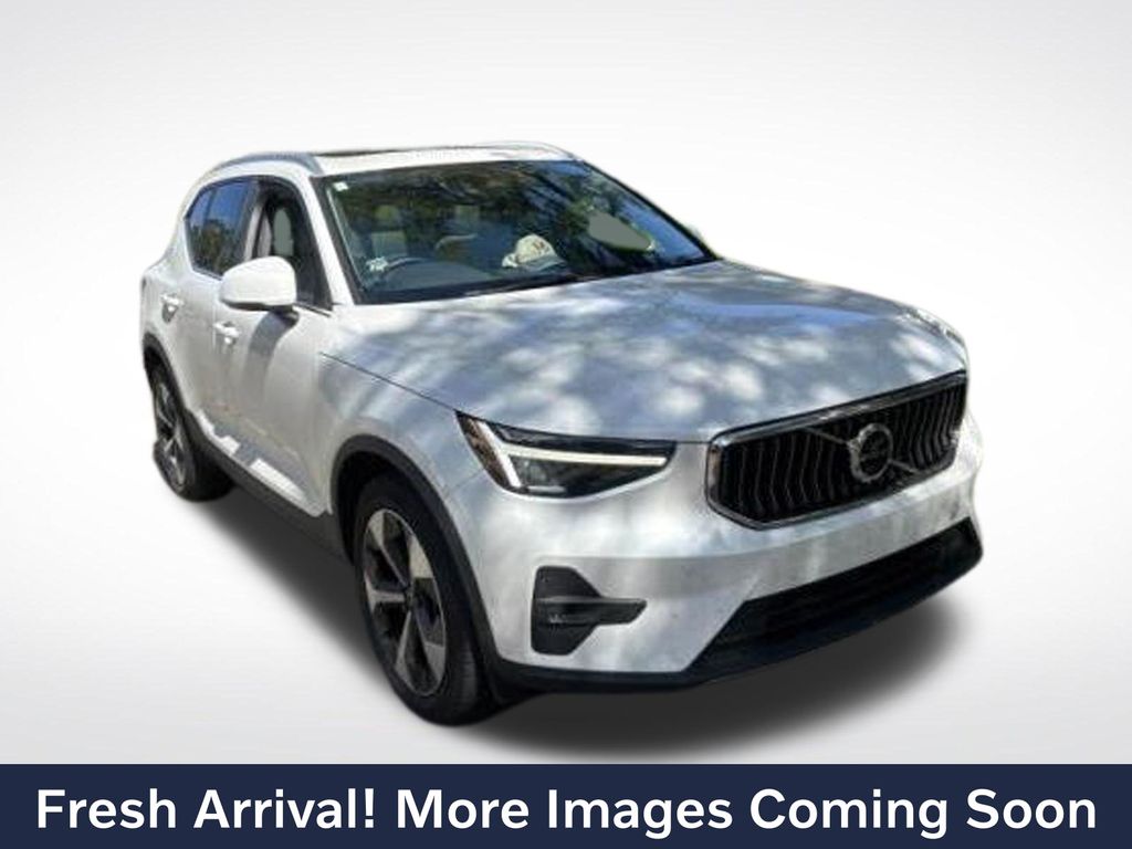  2023 Volvo XC40 B4 Plus Bright Theme FWD   