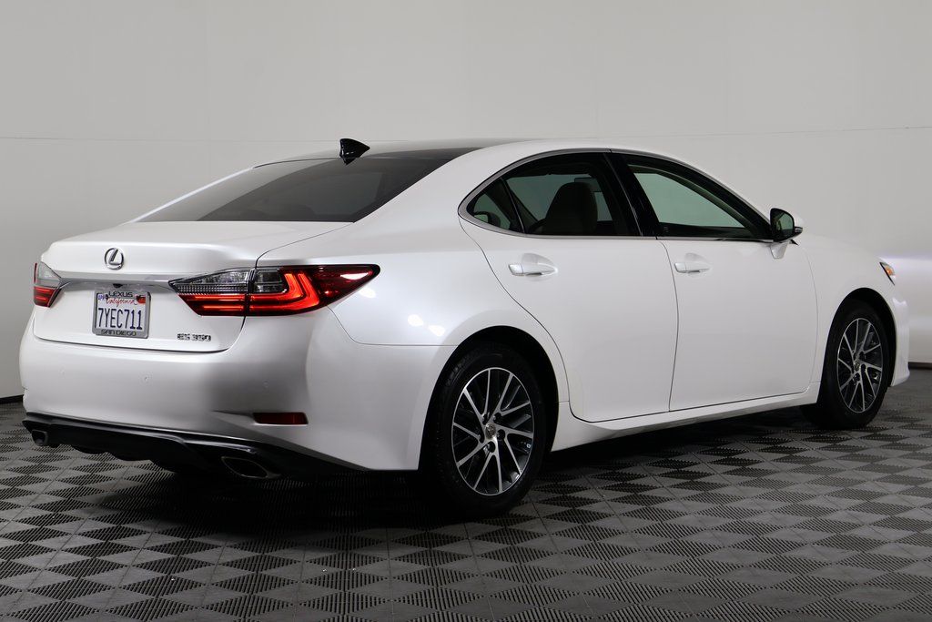 Thumbnail: 2017 Lexus ES - 4