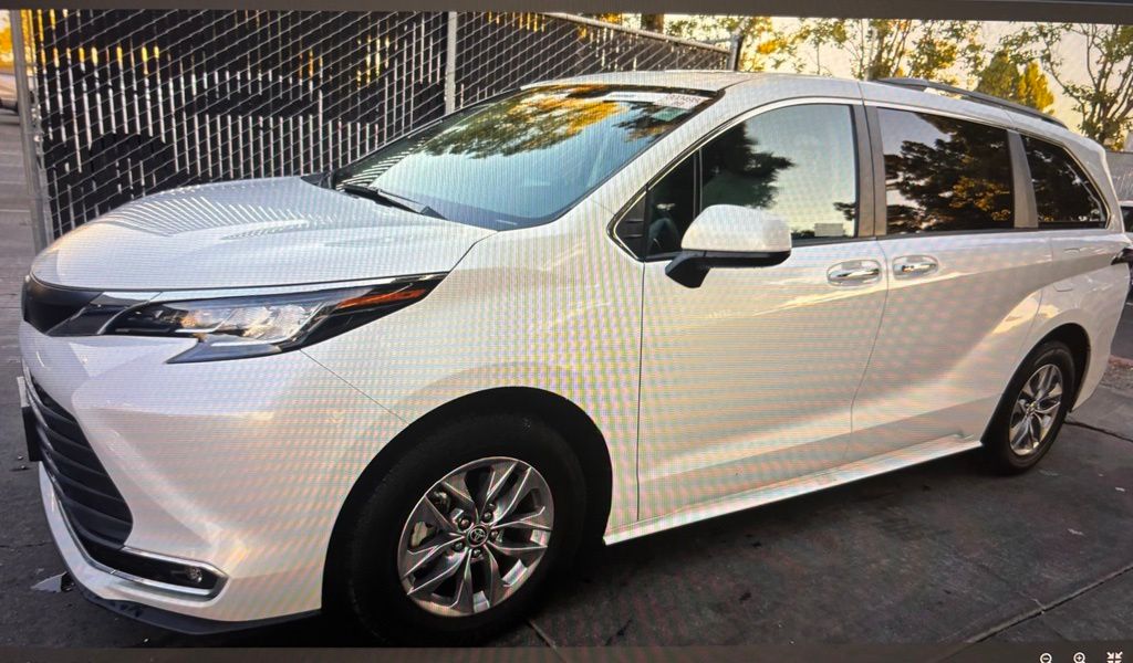 White (Wind Chill Pearl) 2023 Toyota Sienna Minivan Front-Wheel Drive Continuously Variable Transmission