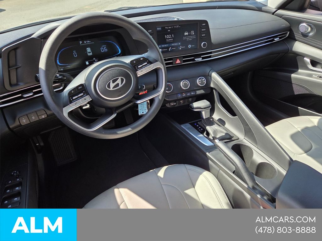 Used 2024 Silver Hyundai SE image 9