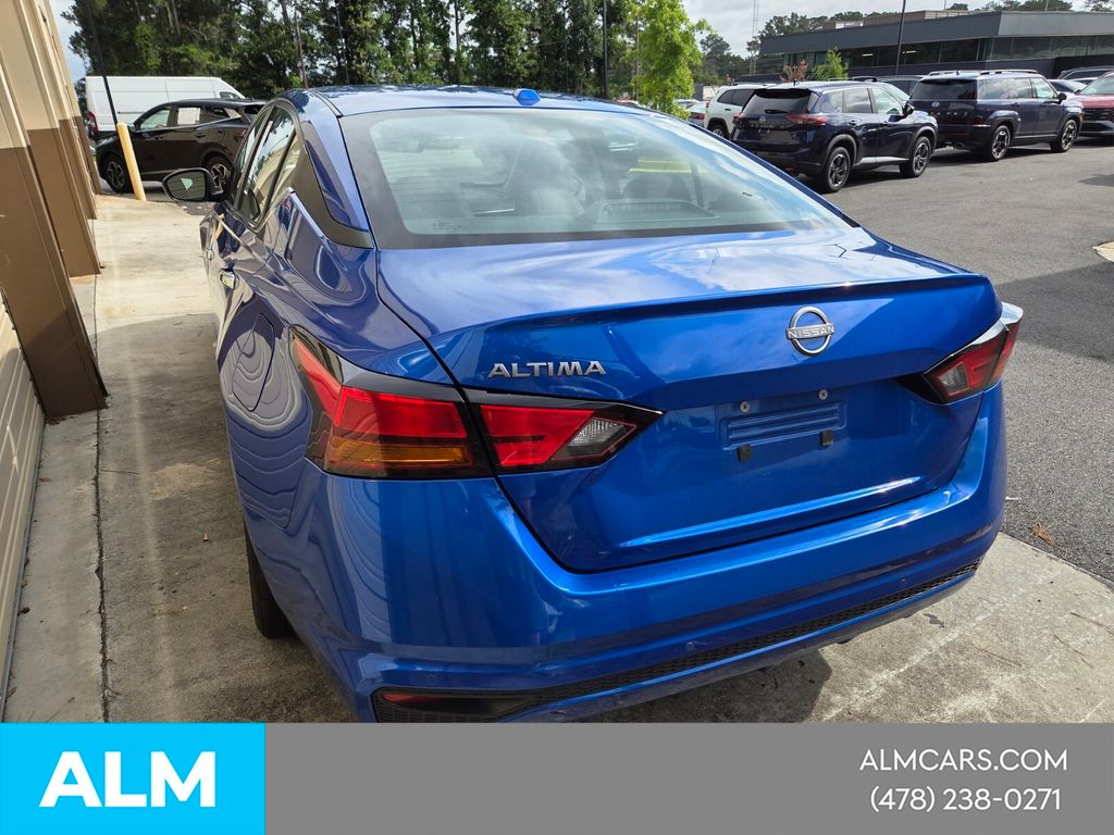 Used 2025 Blue Nissan 2.5 SV image 9