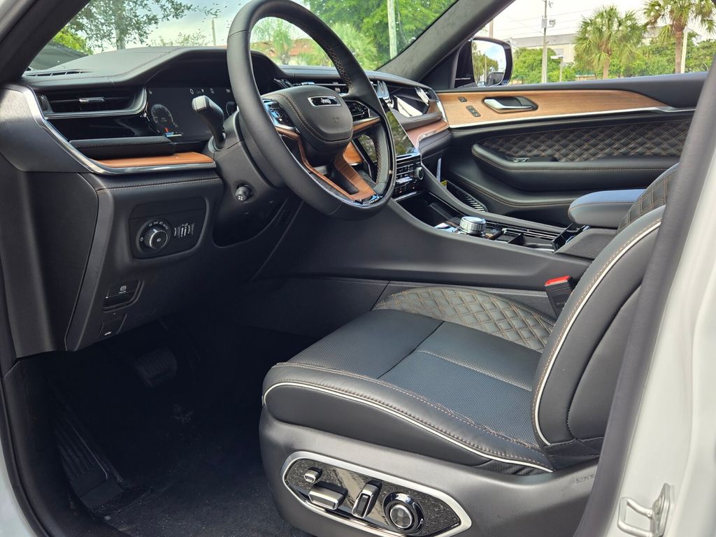 new 2025 Jeep Grand Cherokee car, priced at $61,575