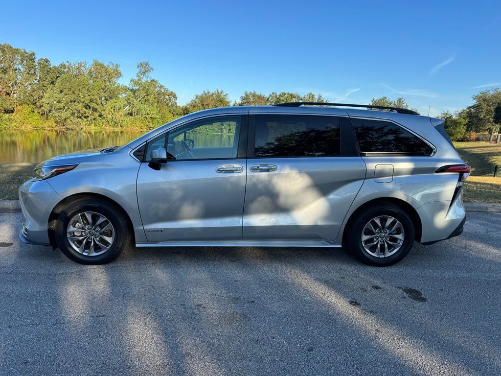 2021 Toyota Sienna XLE 2