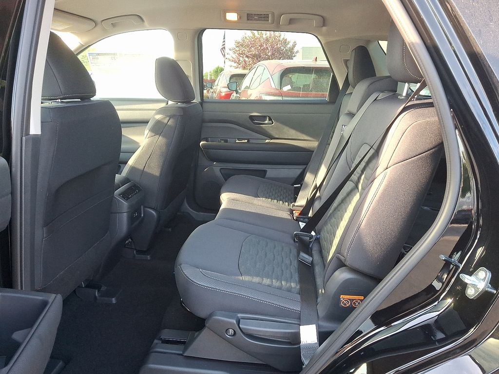 2025 Nissan Pathfinder SV 5