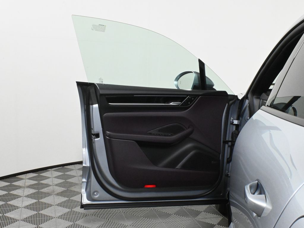 Thumbnail: 2025 Porsche Macan - 31