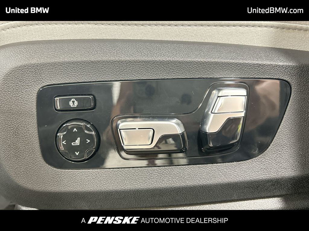 Thumbnail: 2026 BMW X7 - 12