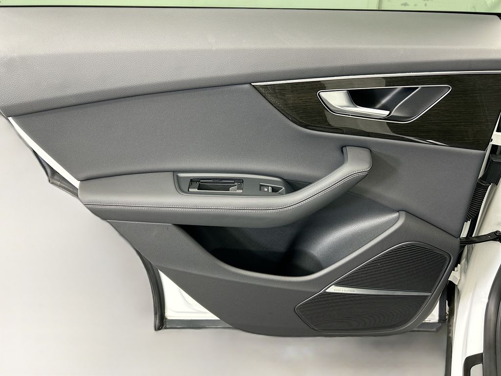 Thumbnail: 2025 Audi Q8 - 25