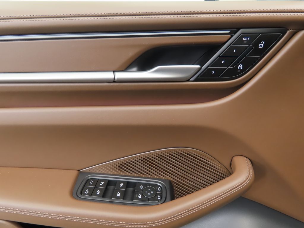 Thumbnail: 2025 Porsche Macan - 26