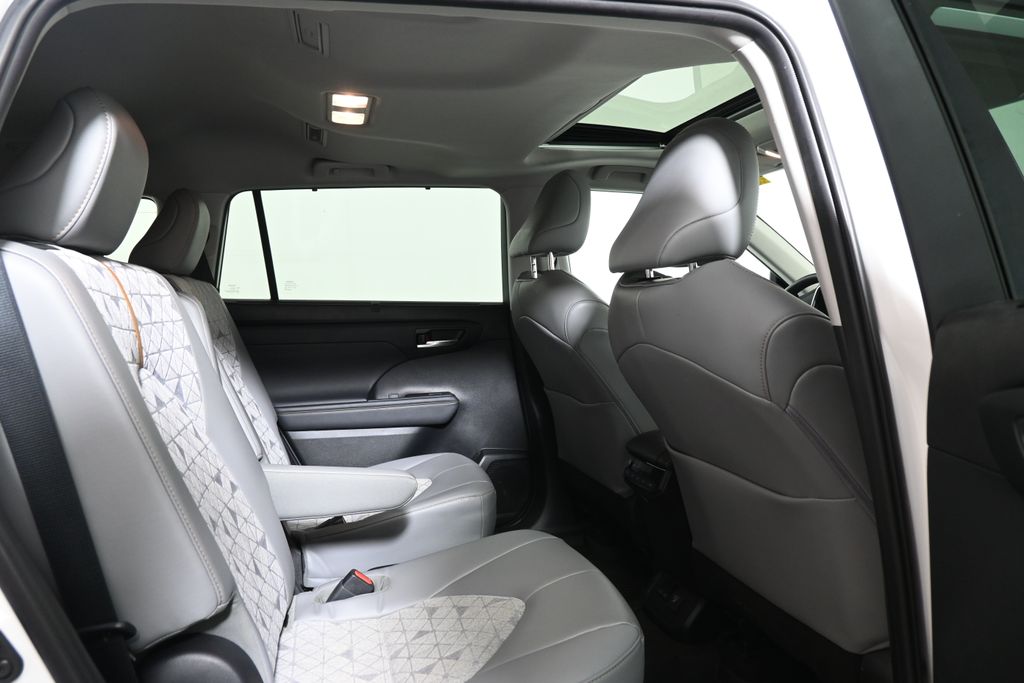 Thumbnail: 2023 Toyota Highlander - 25