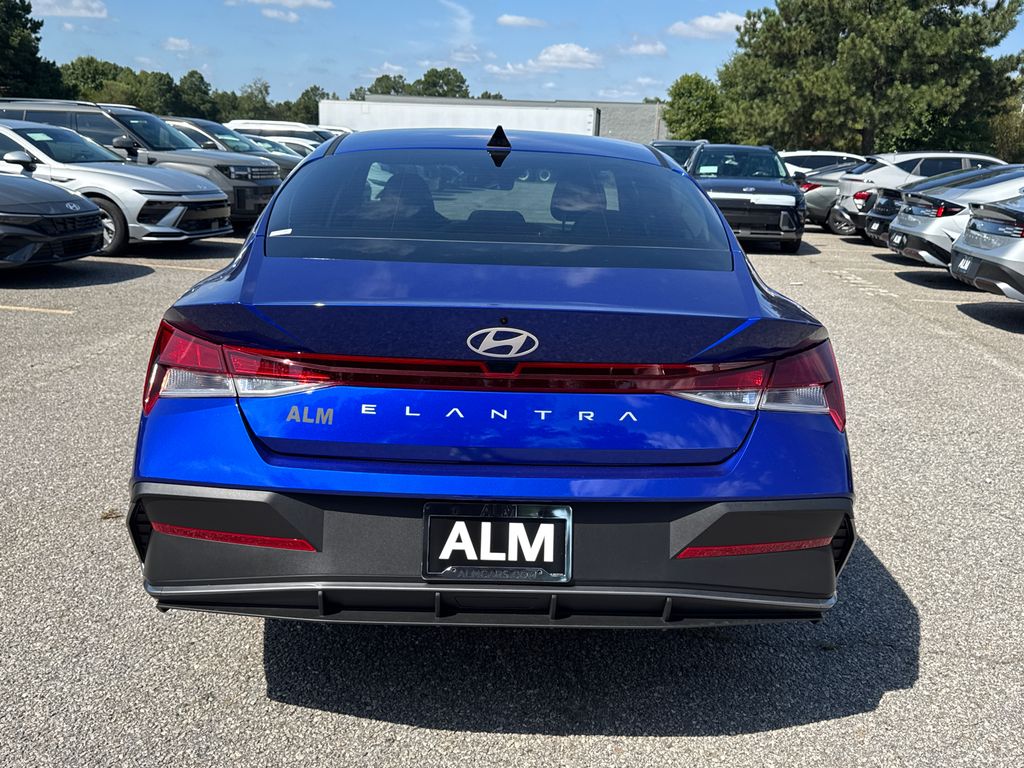 2025 Hyundai Elantra SE photo 4