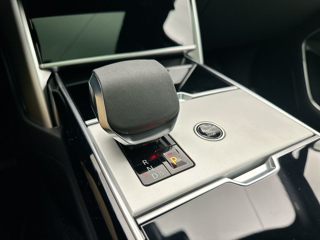 Thumbnail: 2026 Land Rover Range Rover - 12