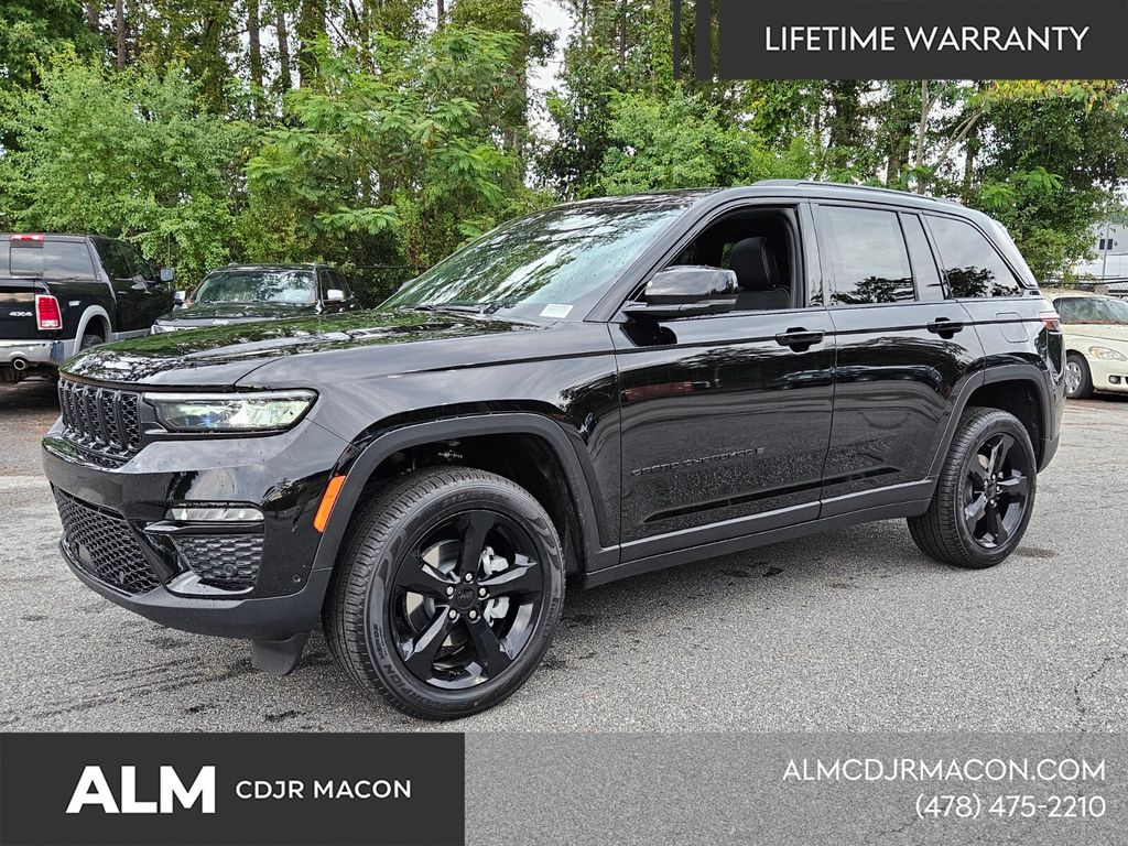 New 2025 Diamond Black Crystal Pearl-Coat Exterior Paint Jeep Limited image 4