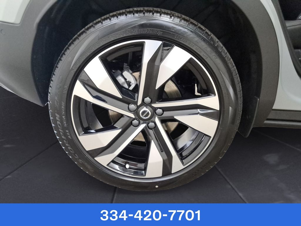 new 2025 Volvo XC40 car, priced at $37,599