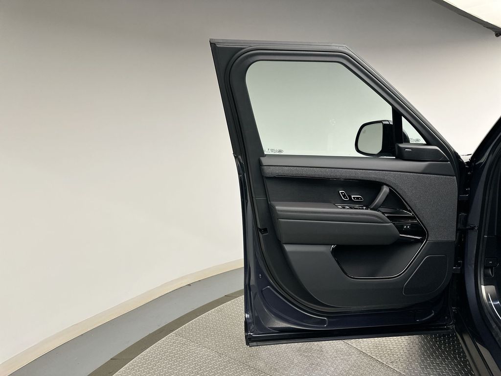 Thumbnail: 2025 Land Rover Range Rover Sport - 7