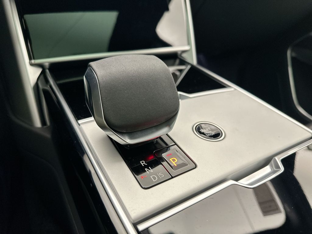 Thumbnail: 2025 Land Rover Range Rover - 12