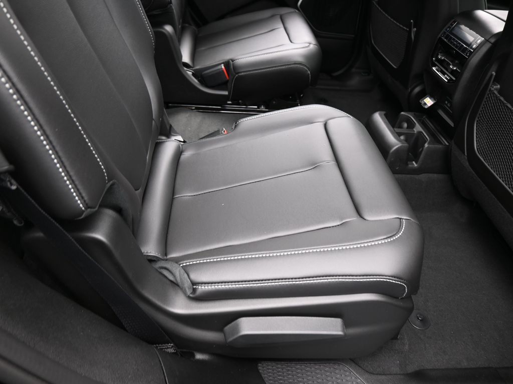 New 2026 Diamond Black Crystal Pearlcoat Jeep Limited image 36