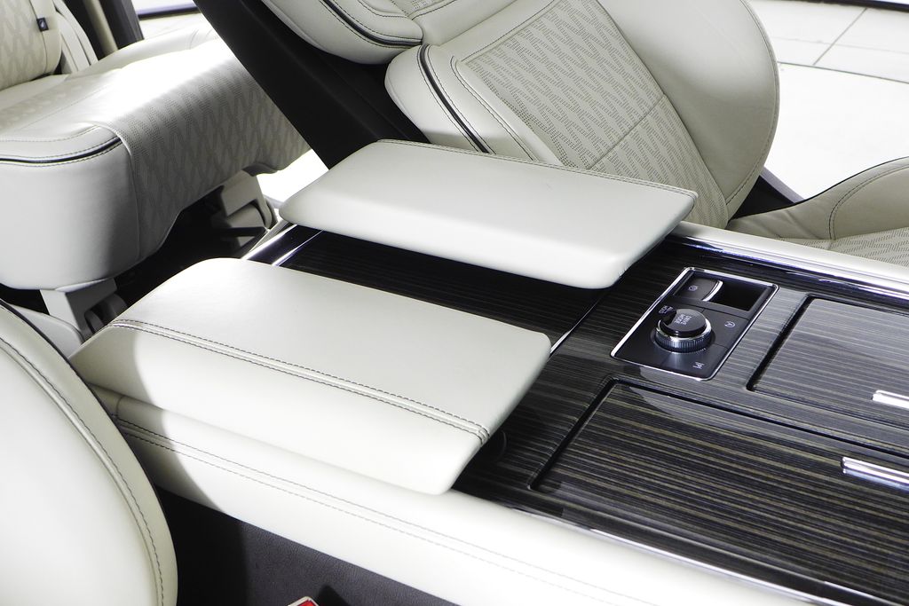 Thumbnail: 2023 Lincoln Navigator L - 16